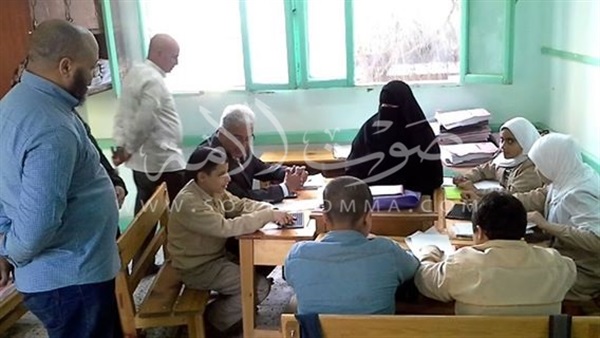 مسؤول بـ«تعليم كفر الشيخ» يكتشف «تشوين الكتب» داخل مخزن 