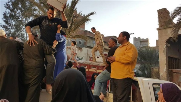 القوات المسلحة توزع كراتين «تحيا مصر» على مواطني كفر الشيخ (صور)‎