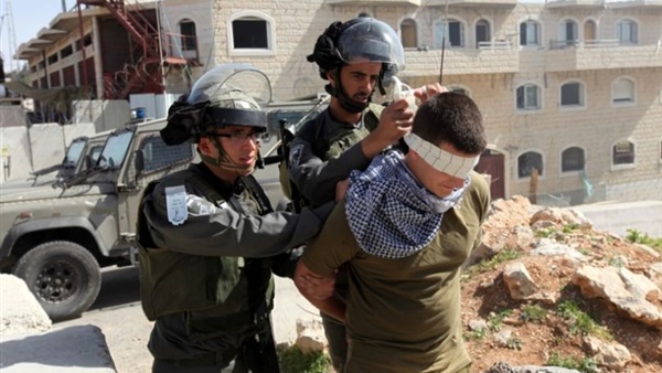 الاحتلال يعتقل فلسطينيين من الضفة الغربية