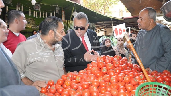 محافظ الجيزة: «لازم نراعي بعض ومنغليش الأسعار» (صور)