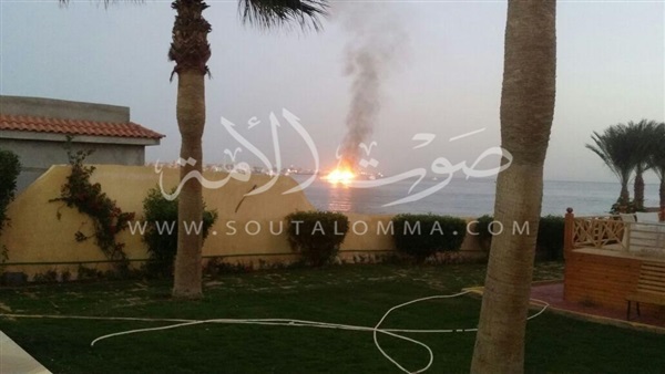 السيطرة على حريق هائل بمركب سياحى في الغردقة (صور)