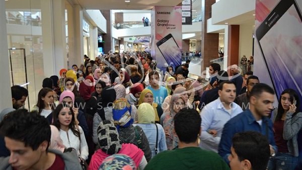 إقبال جماهيري في «يوم الجمعة الأسود» (صور)