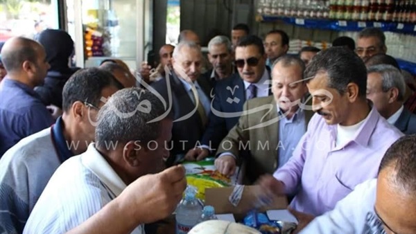 طه يتفقد منافذ «دمياط تأمر» لبيع السلع الغذائية‎ (صور)