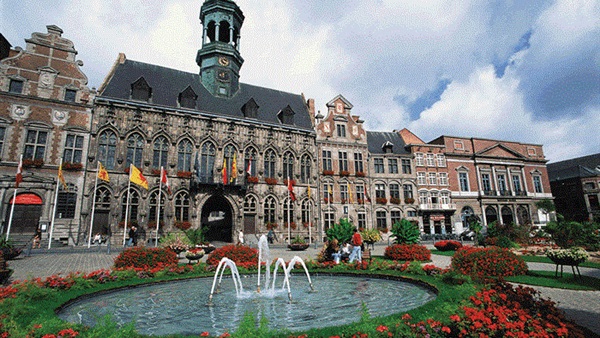 بلجيكا تبحث عن إرهابي شارك بصنع الأحزمة الناسفة المستخدمة بهجمات باريس