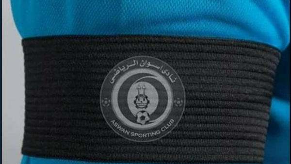لاعبو أسوان يرتدون الشارات السوداء حدادا على شهداء الإرهاب