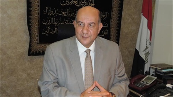 مدير أمن القليوبية يكرم خفيرا بالطريق الإقليمي 