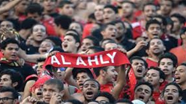 جماهير الأهلي تستقبل الفريق بمطار أسوان