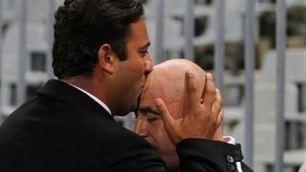 صور.. «ميدو» يقبل رأس «العميد» قبل انطلاق لقاء المصري ووادي دجلة