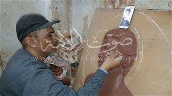 فنان تشكيلي يصنع جدارية لقتيل «شما» لوضعها في أشمون 