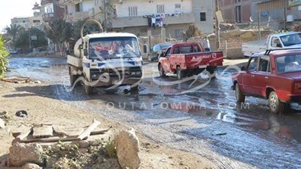 مساعد محافظ كفر الشيخ يتابع كسح مياه الصرف في «شنو»‎ (صور)