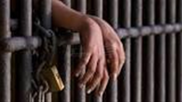 أسير فلسطيني يعلّق اضرابه المفتوح عن الطعام