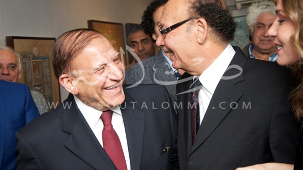 سامي عنان وهنا شيحة يفتتحان معرض «أسطح زمنية» (صور)