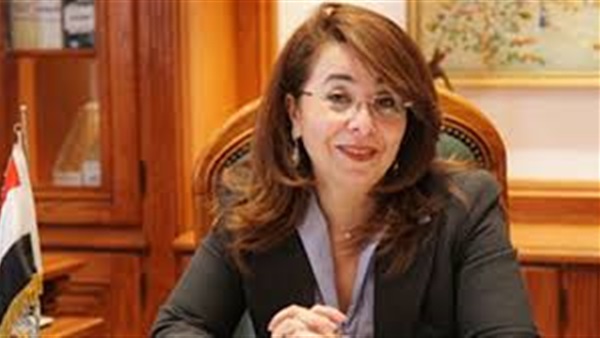 غادة والي تقدم الحلوى فى حفل تكريم قدامى اللاعبين