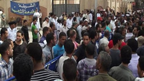العشرات يحاصرون قسم شرطة بكفر الشيخ احتجاجًا على «احتجاز شاب»