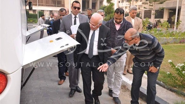 محافظ بورسعيد يتفقد سيارات ومعدات نظافة جديدة