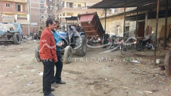 نائب رئيس مدينة دسوق في كفر الشيخ يتفقد صيانة معدات النظافة