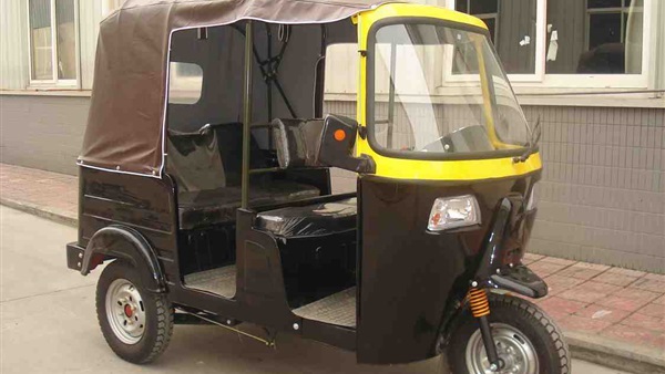 «التوك توك» بين عشوائية الانتشار وأزمة التراخيص.. برلماني: لا نية لإلغائه ونسعى لترخيصه حماية للمواطن.. و«الحسيني» يطالب بحظر قيادته على الأطفال.. ويؤكد: تقنين أوضاعه يوفر ملايين الجنيهات للدولة