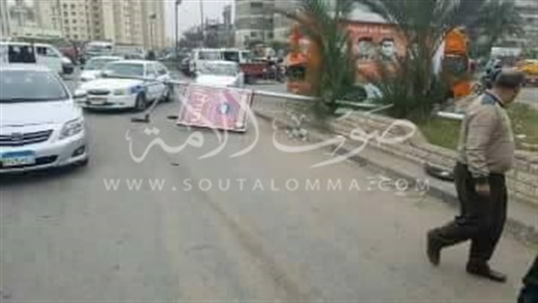 صور.. سقوط عامود إنارة على سيارة لسوء الطقس في بورسعيد