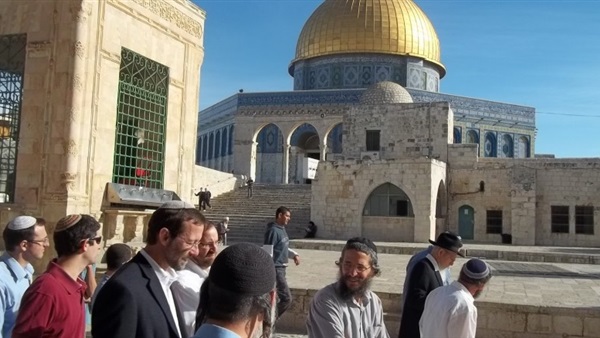 مجموعات من المستوطنين تقتحم المسجد الأقصى