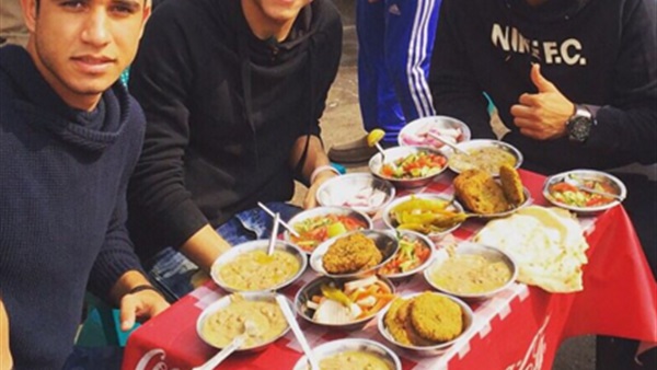 كهربا و ربيعة و فتحي يتناولون "الفول"