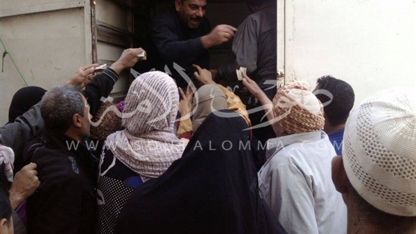 إقبال مكثف على سيارات «دمياط تأمر» لتوفير السلع (صور)