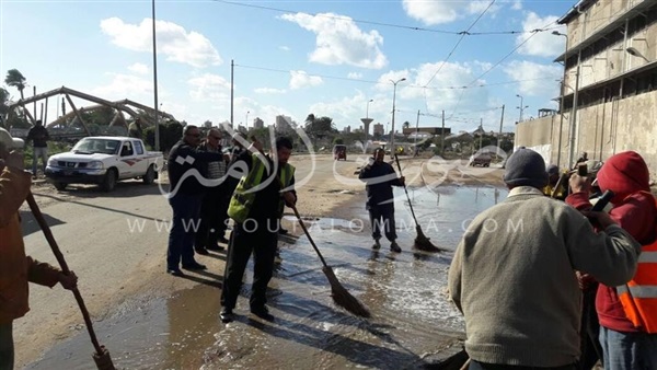 حي غرب بالإسكندرية يقوم بكنس وتصريف مياه الأمطار من الشوارع