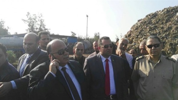 لحظة مداهمة شركة لتدوير المنتجات الفاسدة في بنها‎ (فيديو)