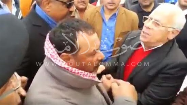 فيديو.. محافظ بورسعيد ردًا على شكوى مواطن: «ده إخواني.. والمصحف ما أنا سايبه»