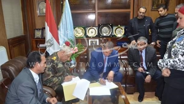 محافظ كفر الشيخ يوقع عقد إنشاء مصنعا للرمال السوداء بالبرلس (صور)