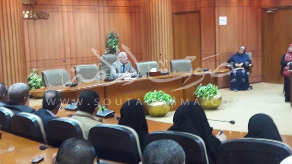 محافظ بورسعيد يجتمع مع مديري الإدارات التعليمية