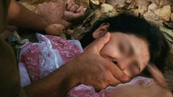 شاب يدفن خطيبته حية.. تعرف على رد فعلها؟