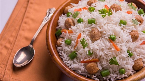 تعرفي على طريقة عمل الأرز بالدجاج والبازيلا