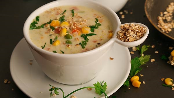 تعرفي على طريقة عمل شوربة الخضار بكريمة الشوفان 