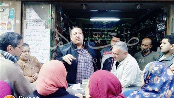 برلماني يشارك في حل أزمة القمامة بالمنيا (صور)