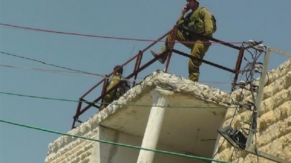 الاحتلال يحوّل منزل أسرة فلسطينية قرب رام الله إلى نقطة عسكرية