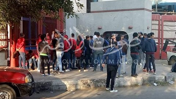 إقبال جماهير الأهلي على تذاكر بطولة السلة (صور)