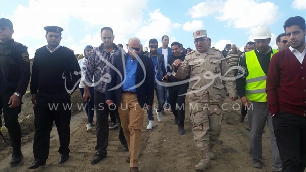 محافظ بورسعيد يتفقد مشروع إنشاء أرصفة ميناء شرق (صور)