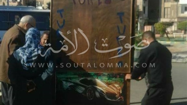 عرب بورسعيد يزيل كشك مخالف من داخل إحدى الحدائق 