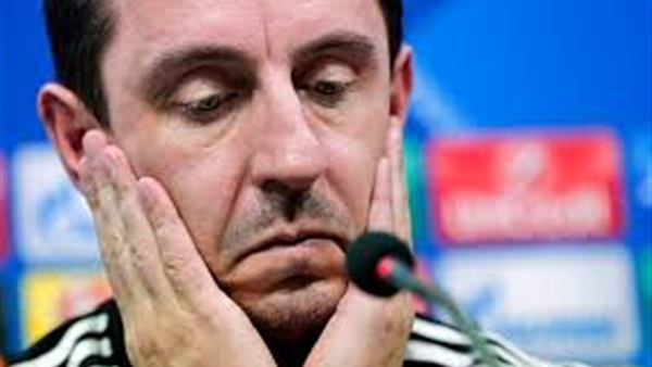 صراع التصريحات يشتعل بين «نيفيل» و«لوكاس كاريوس»