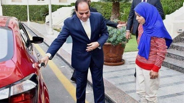السيسي يمنح فتاة «عربة البضائع» جائزة الإبداع للشباب (فيديو)