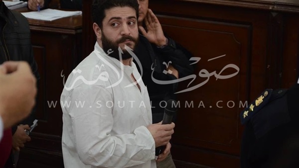 المحكمة تسمح لدفاع نجل «مرسي» بلقائه داخل القفص‎