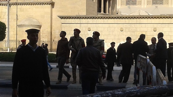 مواطنون يهتفون «مسلم ومسيحي إيد واحدة» بمحيط الكاتدرائية