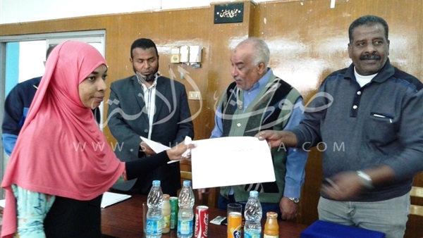 تسليم شهادات دورة الحكام للمتخرجين بأسوان‎