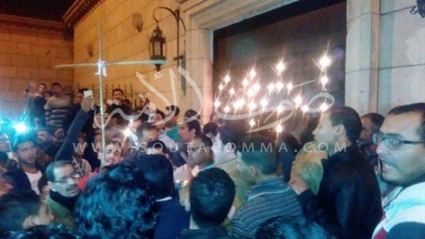 شباب الأقباط ينظمون وقفة بالشموع أمام «الكنيسة البطرسية‎»
