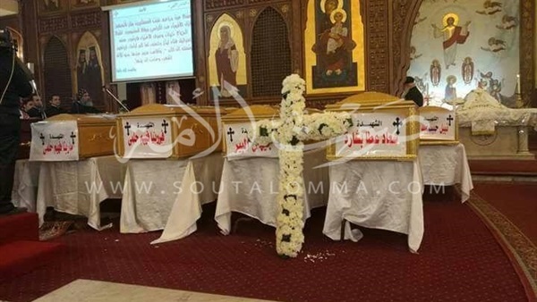 لحظة نقل جثامين شهداء البطرسية إلى مثواههم الأخير  (صور )