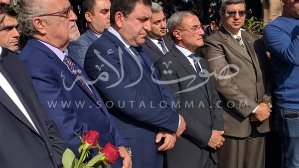 «عبد المنعم» وسفير أذربيجان يضعان الزهور على تمثال «حيدر علييف‎»