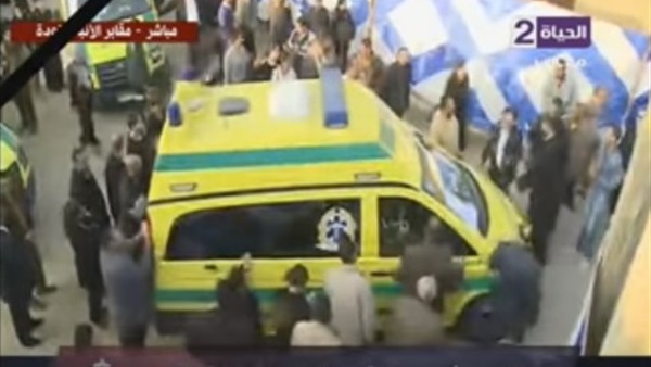 لحظة انهيار أهالي شهداء مصر أثناء الدفن (فيديو)