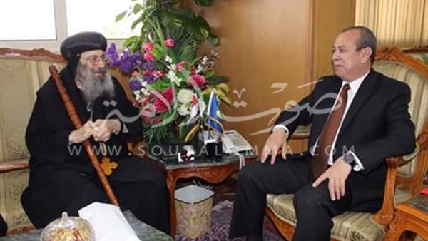 محافظ دمياط يقدم واجب التعازى لكاهن دمياط‎