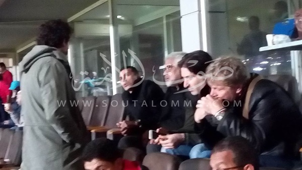 الجهاز الفني لمنتخب مصر يطمئن على «حجازي» في المدرجات