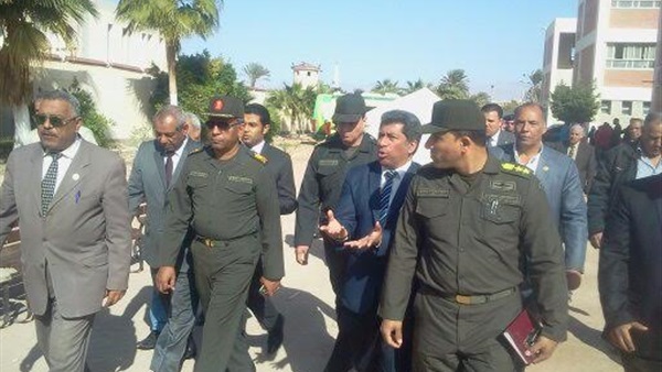 قائد الدفاع الشعبي يتفقد معدات السيول في طور سيناء (صور)